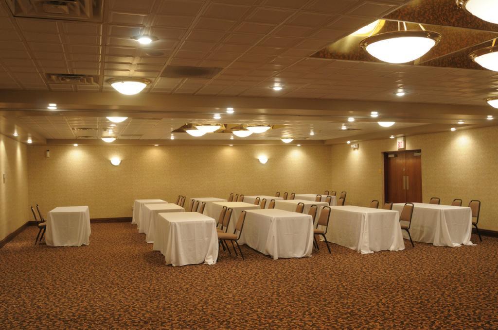 Moberly Inn & Suites Экстерьер фото