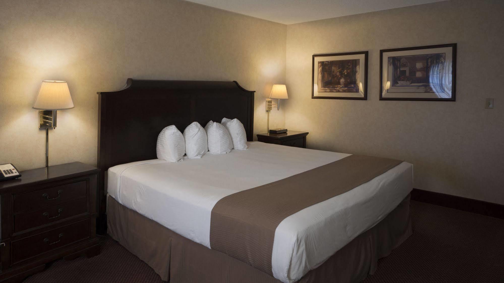 Moberly Inn & Suites Экстерьер фото